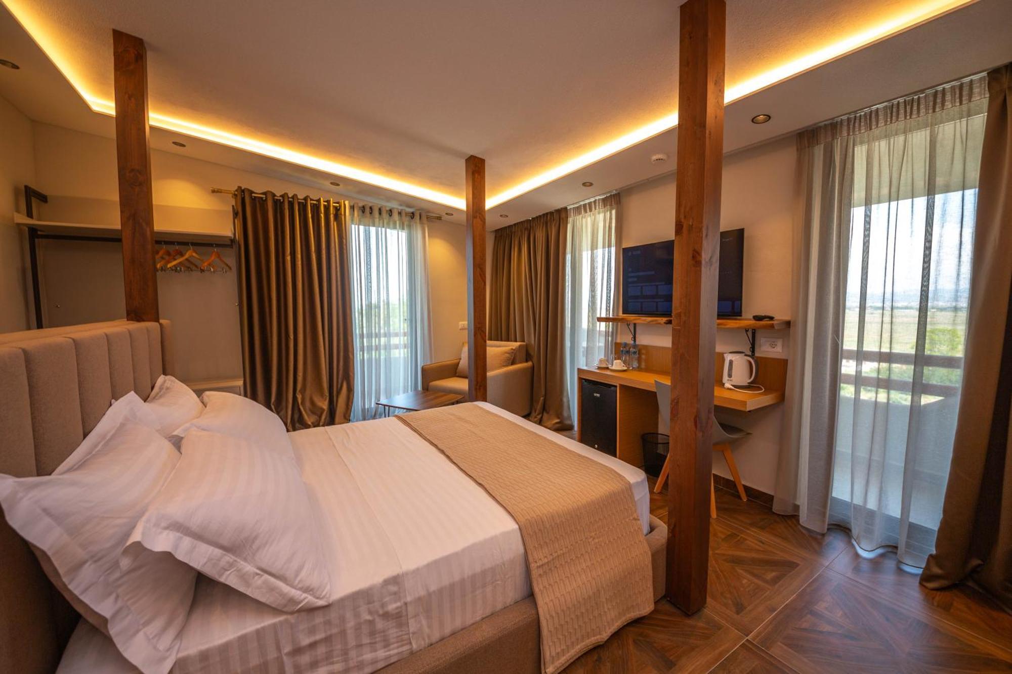 Emara Boutique Hotel Kavaje Bagian luar foto